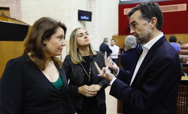 Carmen Crespo y Marifrán Carazo (PP) y el coordinador de IU Andalucía, Antonio Maíllo 