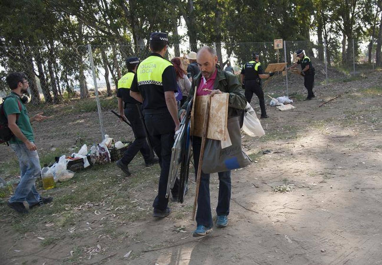 Los ecologistas que estaban acampados en los terrenos de Arraijanal en protesta por la construcción de la ciudad deportiva del Málaga han sido desalojados. Estas son las imágenes del momento.