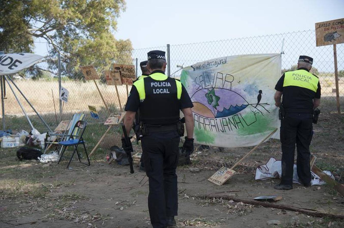 Los ecologistas que estaban acampados en los terrenos de Arraijanal en protesta por la construcción de la ciudad deportiva del Málaga han sido desalojados. Estas son las imágenes del momento.