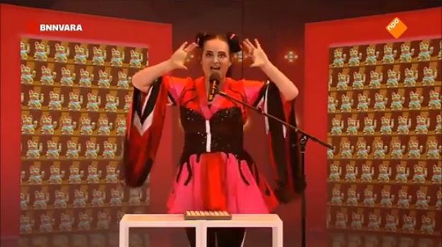 Arriba, la parodia de Netta
en la televisión holandesa. Abajo, actuación de la ganadora de Eurovisión. 