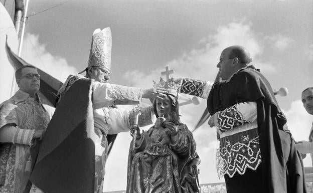 El nuncio apostólico Gaetano Cicognani en el momento de coronar a la Victoria en 1943. 