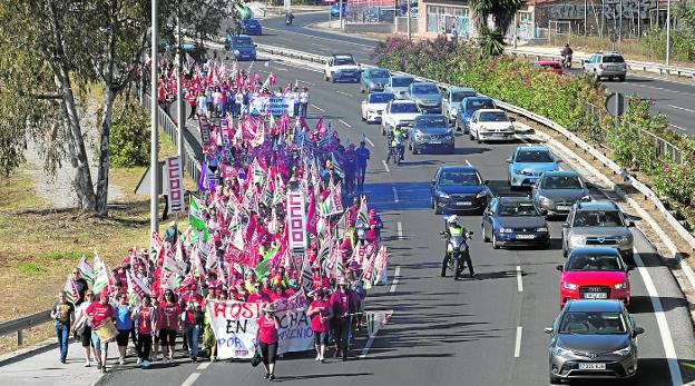 Participantes en la última jornada de la marcha por el convenio de la hostelería en Málaga. :: ñito salas