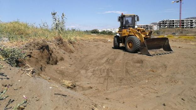 Una excavadora, en la zona donde ayer se extrajo la arena. :: e. cabezas