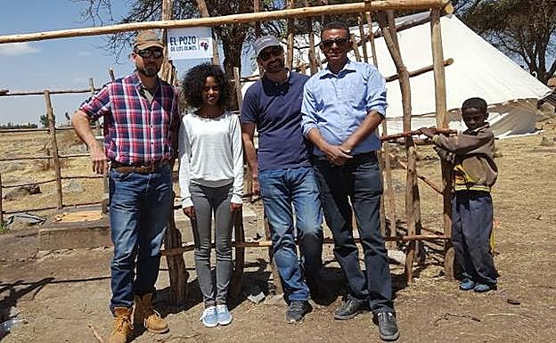 Paco Moreno (tercero por la izda.), con miembros de Amigos de Silva y de la Fundación Ayudare en la inauguración de un pozo en Etiopía.