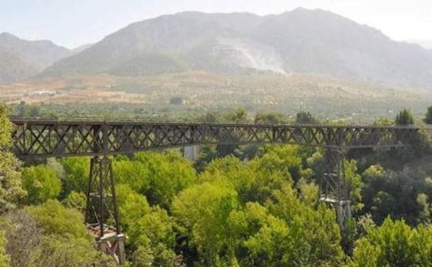 El conocido como Puente de Lata de Dúrcal, en Granada, desde donde cayó el joven. 