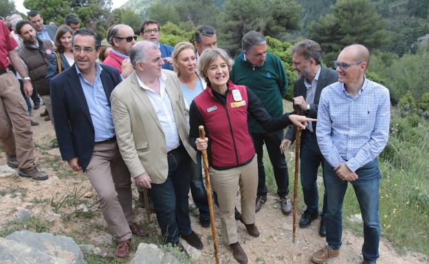 La ministra Isabel García Tejerina, junto al consejero de Medio Ambiente, el subdelegado del Gobierno, el presidente de la Diputación y otras autoridades, ayer en su visita a Yunquera. 