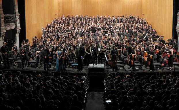 Una orquesta con un centenar de músicos y más de 200 voces ocuparon el escenario del Teatro Cervantes. 