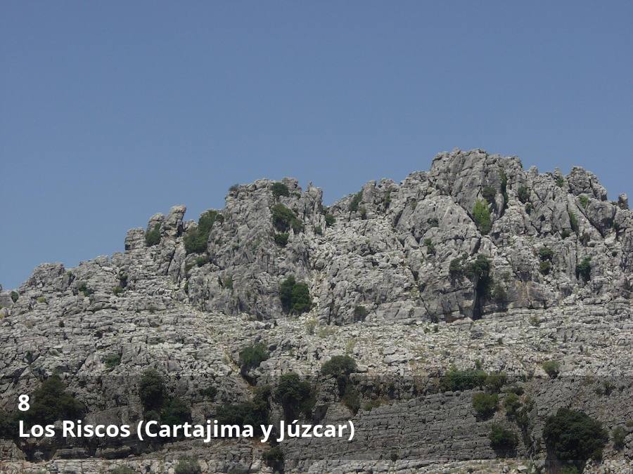 Aunque su tamaño no es comparable ni mucho menos al Torcal de Antequera, éste es uno de los complejos kársticos más importantes de la provincia. Se encuentra, concretamente, entre las localidades de Cartajima y Júzcar, en las estribaciones de la sierra del Oreganal. Todo el reportaje completo  aquí