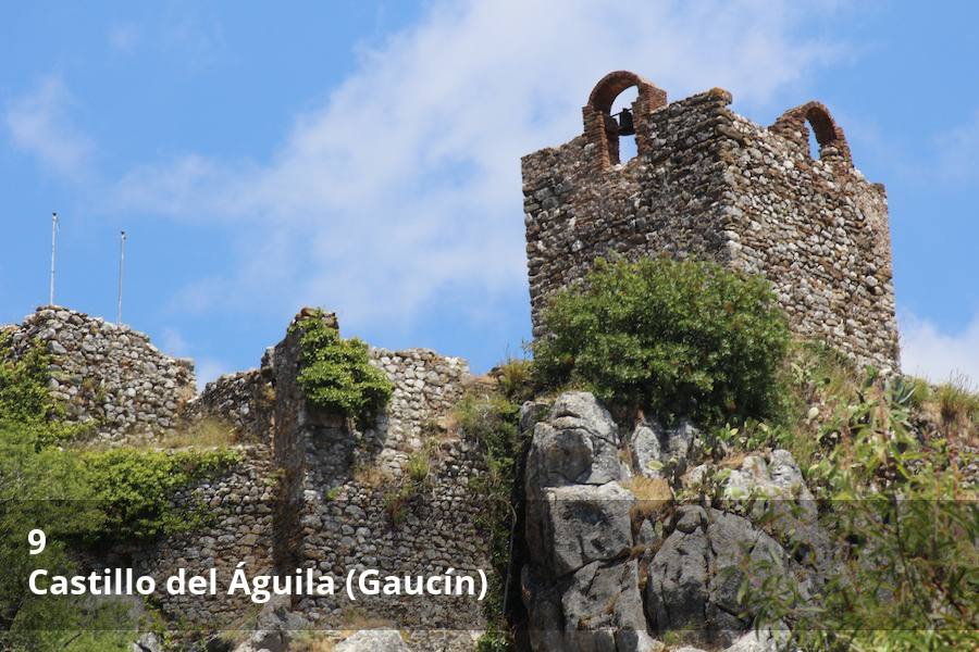 Este pueblo malagueño, situado en el extremo occidental de la Serranía de Ronda, cuenta con una fortaleza que jugó un importante papel en las etapas más convulsas del antiguo Al-Ándalus. Se trata del castillo del Águila, desde donde se divisa igualmente el Peñón de Gibraltar y buena parte de la Serranía de Ronda. Todo el reportaje completo  aquí