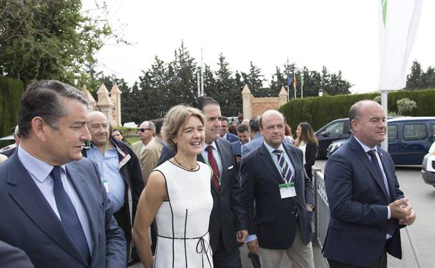 Antonio Sanz, junto a la ministra de Agricultura, Isabel García Tejerina, el presidente de ASAJA Málaga, Baldomero Bellido y el alcalde de la ciudad, Manuel Barón 