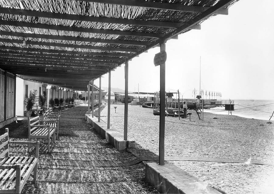 Hasta la inauguración del Balneario de los Baños del Carmen, en 1918 siguiendo el concepto de Santander o San Sebastián, hombres y mujeres se bañaban por separado, en albercas de agua templada y en espacios cerrados
