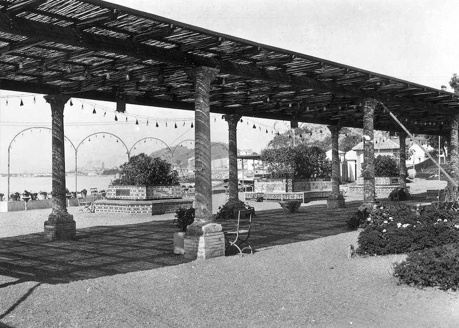 Hasta la inauguración del Balneario de los Baños del Carmen, en 1918 siguiendo el concepto de Santander o San Sebastián, hombres y mujeres se bañaban por separado, en albercas de agua templada y en espacios cerrados