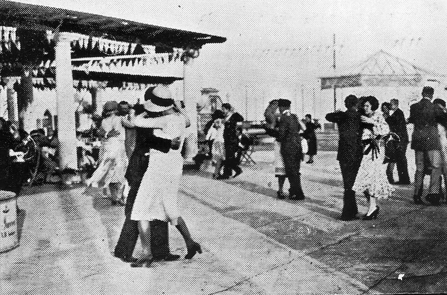 Hasta la inauguración del Balneario de los Baños del Carmen, en 1918 siguiendo el concepto de Santander o San Sebastián, hombres y mujeres se bañaban por separado, en albercas de agua templada y en espacios cerrados