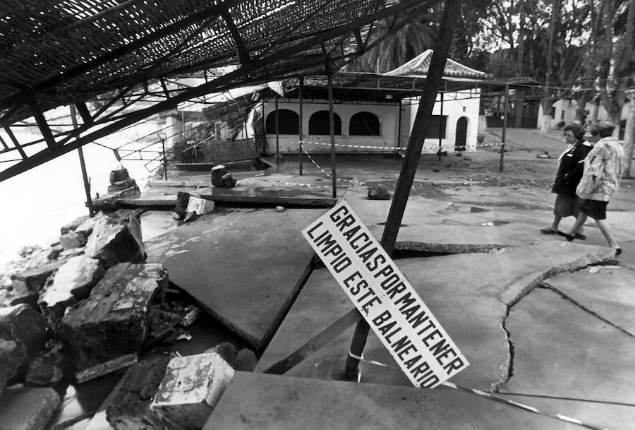 Hasta la inauguración del Balneario de los Baños del Carmen, en 1918 siguiendo el concepto de Santander o San Sebastián, hombres y mujeres se bañaban por separado, en albercas de agua templada y en espacios cerrados