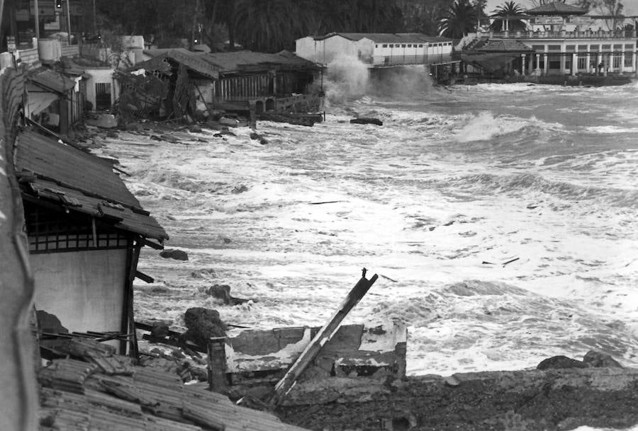 Hasta la inauguración del Balneario de los Baños del Carmen, en 1918 siguiendo el concepto de Santander o San Sebastián, hombres y mujeres se bañaban por separado, en albercas de agua templada y en espacios cerrados