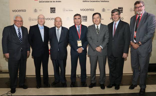 De izquierda a derecha: Cristián Zegers, director del Diario El Mercurio; Carlos Robles Fraga, embajador de España en Chile; José Miguel Insulza, senador de la República de Chile;Iñaki Arechabaleta, director general de Negocio de Vocento; Roberto Ampuero, ministro de Relaciones Exteriores de Chile; José Antonio Guzmán, Rector de la UANDES; Juan Ignacio Brito, decano de la Facultad de Comunicación de la Universidad de Los Andes. 