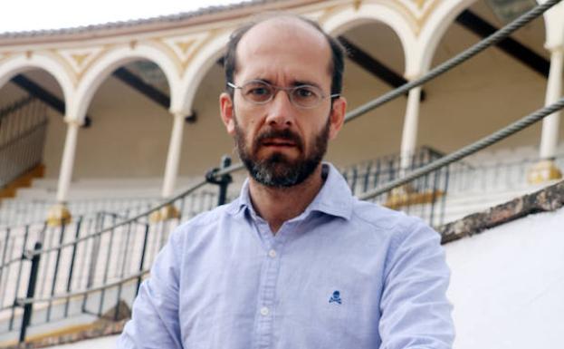 Estrada, ayer, en un burladero de la plaza de toros de Antequera.