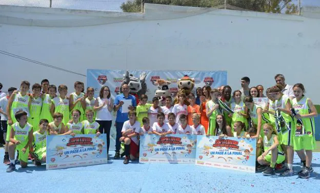 Los tres equipos campeones en cada modalidad. ::