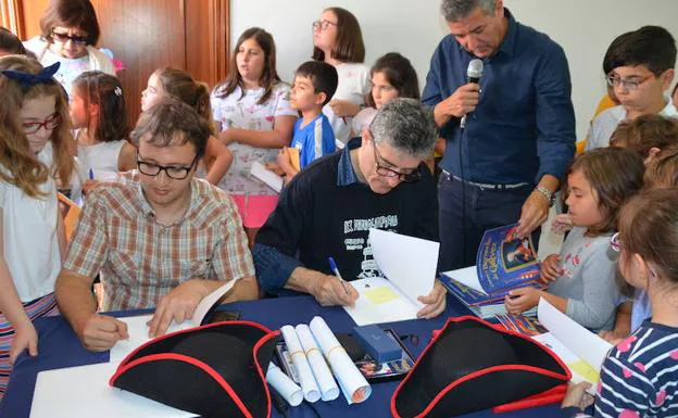 Alejandro Villén y Guillermo Fesser, ayer firmando ejemplares del libro en el colegio Custodio Puga. 