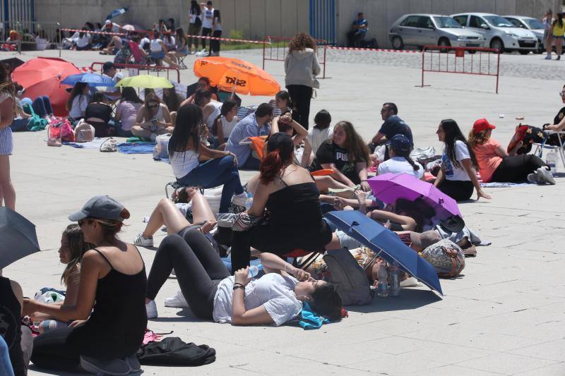 Cientos de personas aguardan desde primera hora del día el inicio del espectáculo 