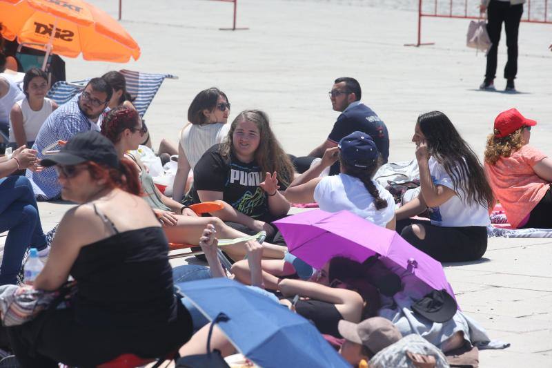 Cientos de personas aguardan desde primera hora del día el inicio del espectáculo 