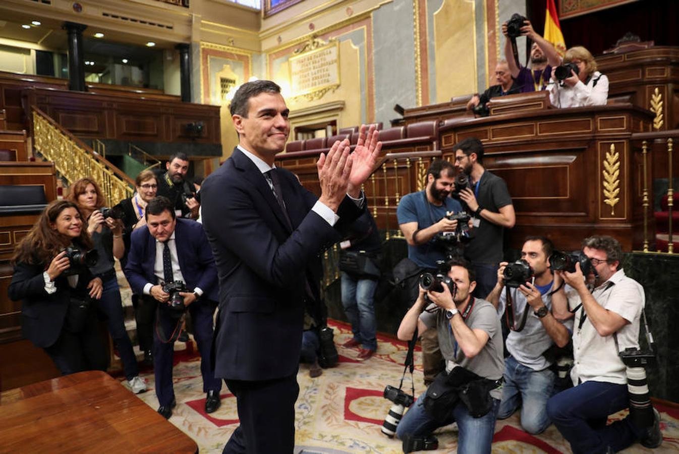 El PNV facilita el éxito de la moción y Pedro Sánchez se hace con la Presidencia del Gobierno.