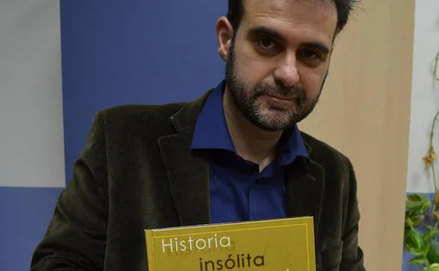Pablo Rojo, con su libro 'Historia insólita de Nerja'