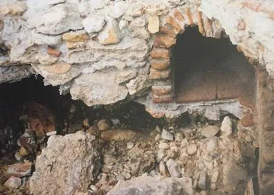 Imagen secundaria 1 - Huesos encontrados en uno de los cerca de 30 nichos de la cripta de la iglesia de El Salvador