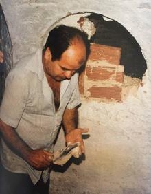 Imagen secundaria 2 - Huesos encontrados en uno de los cerca de 30 nichos de la cripta de la iglesia de El Salvador