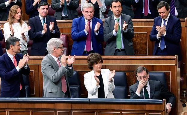 Varios diputados aplauden a Rajoy (d). 
