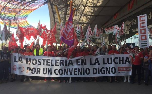 Concentración de los sindicatos ayer ante el Congreso Nacional de Hoteleros. 