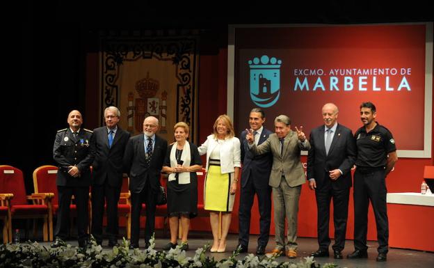 Foto de familia de los distinguidos y autoridades. 