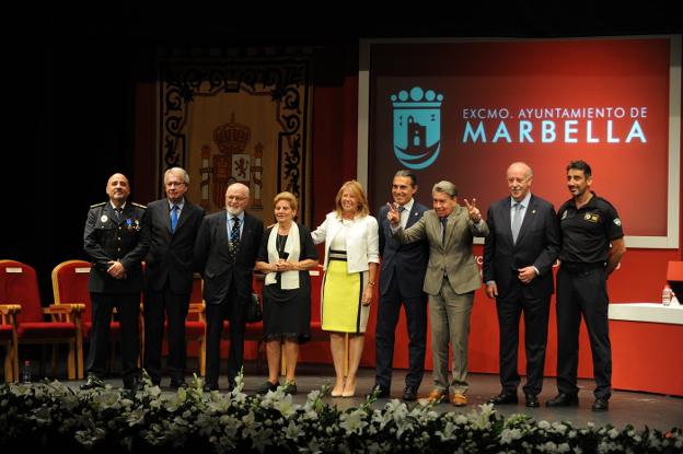 Foto de familia, ayer, en el Teatro Ciudad de Marbella.