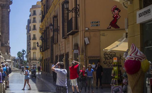 La Junta exige la retirada de 15 de los 29 mosaicos de Invader en Málaga.