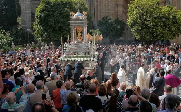 El Santísimo Sacramento, a su salida de la Catedral. 