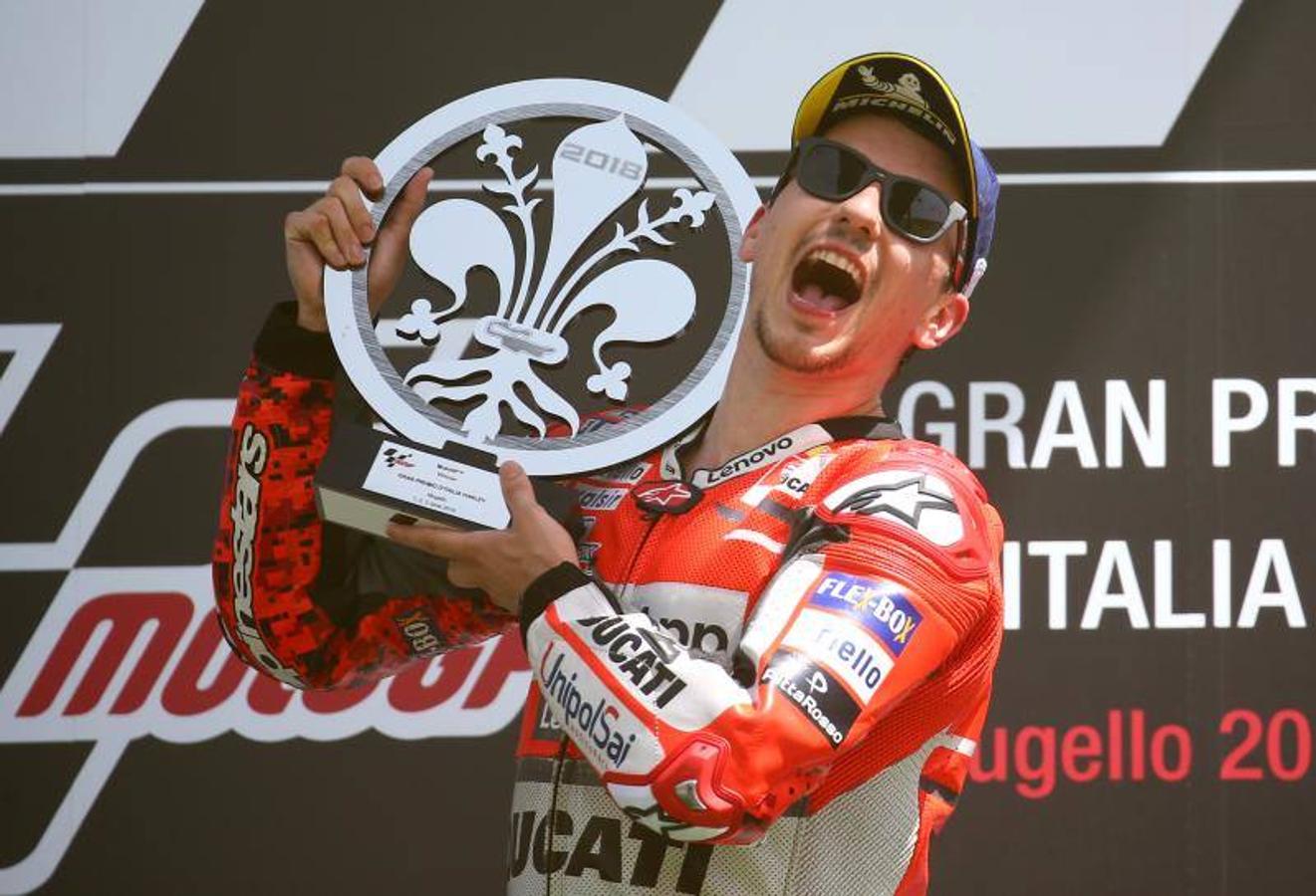 El piloto español se impuso por delante de los italianos Dovizioso y Rossi y consigue su primera victoria como piloto de la escudería transalpina