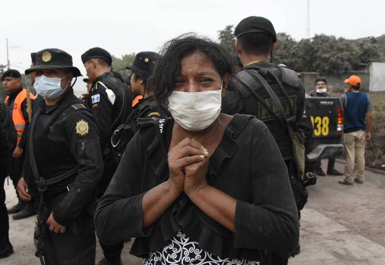 La erupción del volcán de Fuego en Guatemala ha causado al menos una treintena de muertos, aunque la cifra sigue aumentando. Las fuerzas de seguridad y salvamento se han movilizado para salvaguardar a los afectados que se cuentan por miles.