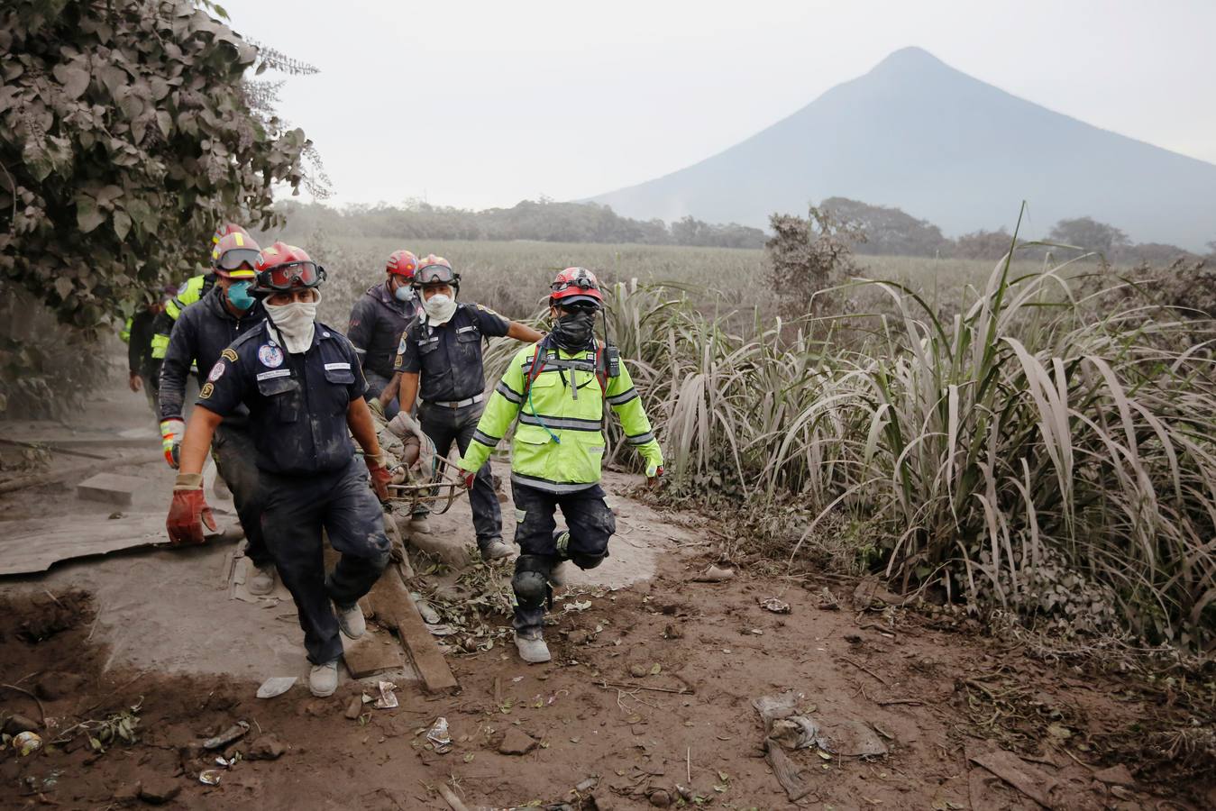 La erupción del volcán de Fuego en Guatemala ha causado al menos una treintena de muertos, aunque la cifra sigue aumentando. Las fuerzas de seguridad y salvamento se han movilizado para salvaguardar a los afectados que se cuentan por miles.