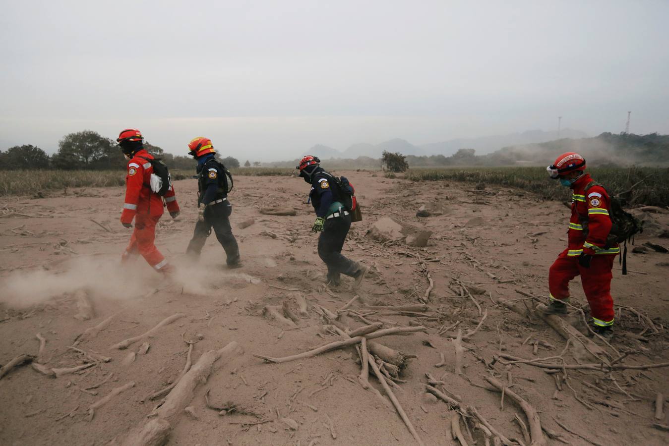 La erupción del volcán de Fuego en Guatemala ha causado al menos una treintena de muertos, aunque la cifra sigue aumentando. Las fuerzas de seguridad y salvamento se han movilizado para salvaguardar a los afectados que se cuentan por miles.