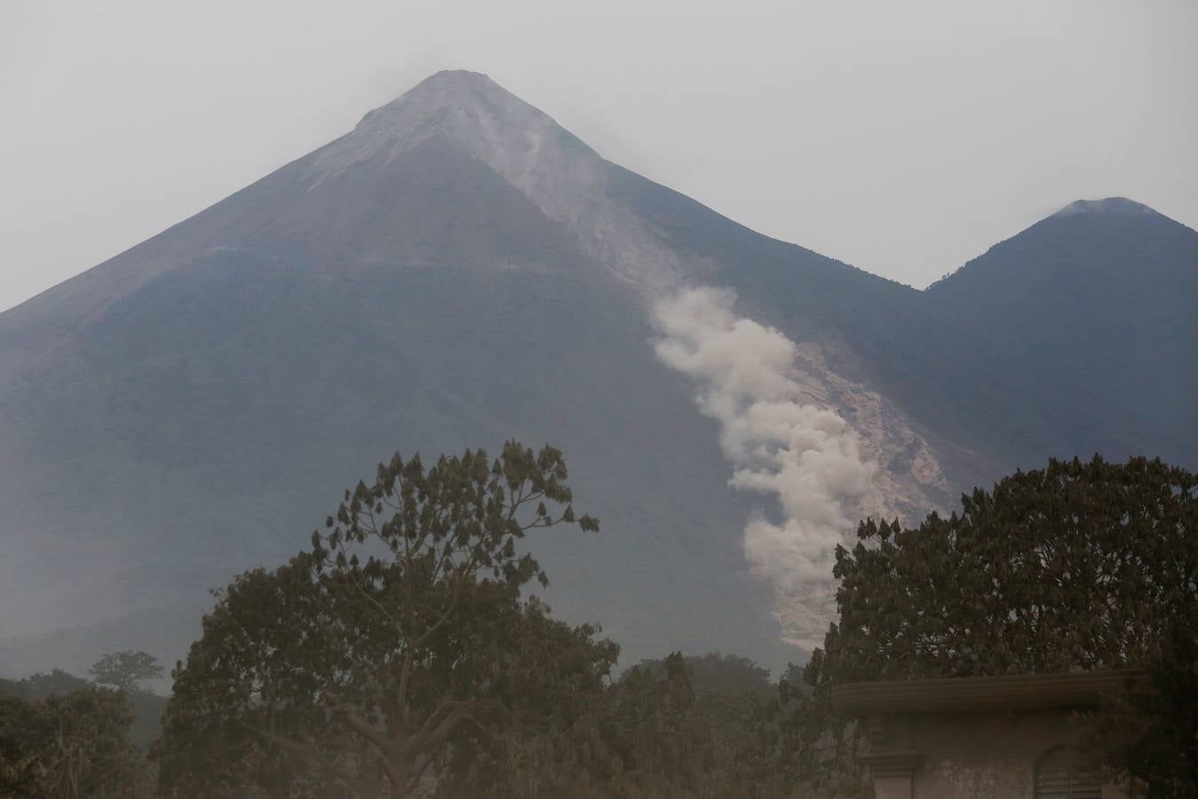 La erupción del volcán de Fuego en Guatemala ha causado al menos una treintena de muertos, aunque la cifra sigue aumentando. Las fuerzas de seguridad y salvamento se han movilizado para salvaguardar a los afectados que se cuentan por miles.