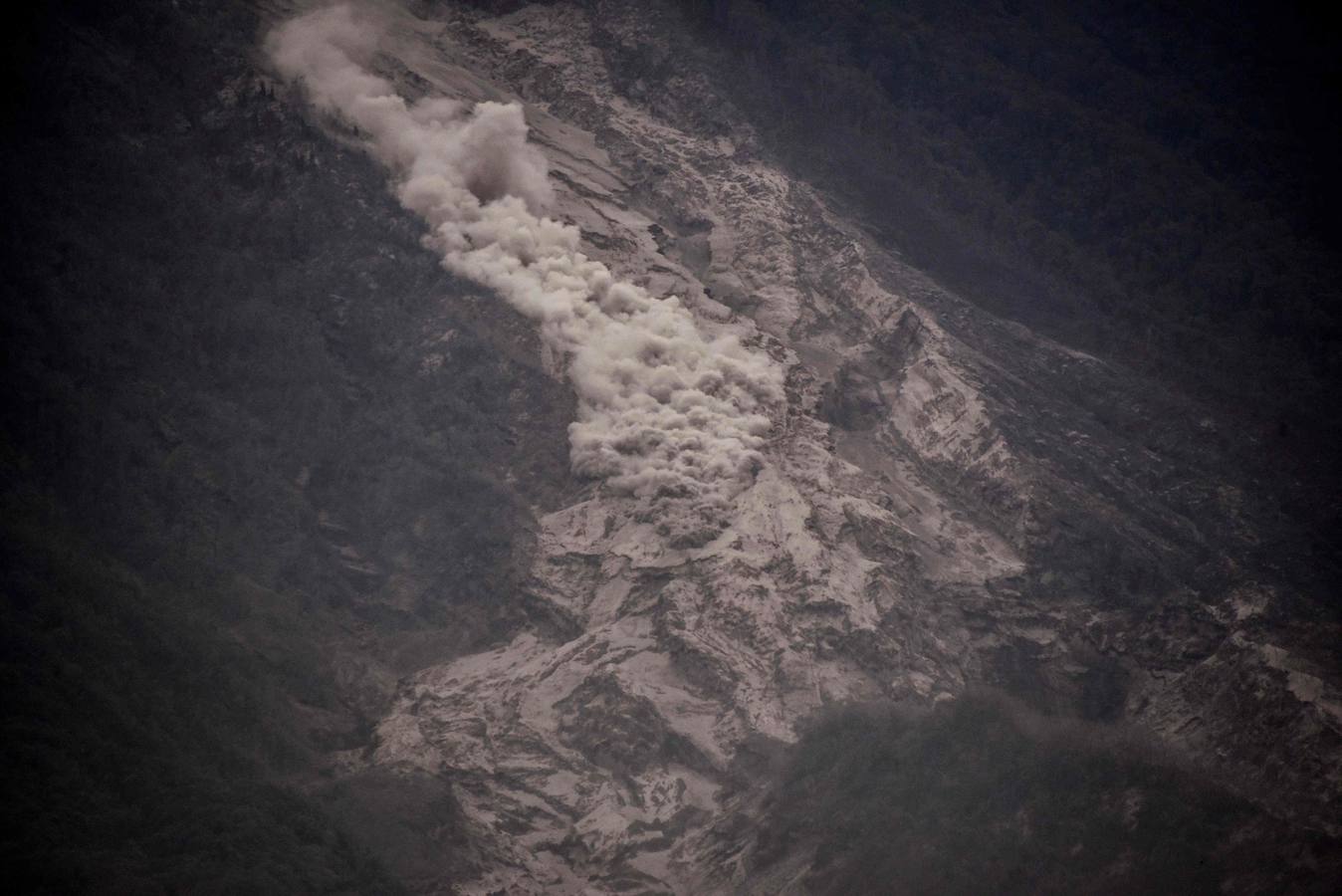 La erupción del volcán de Fuego en Guatemala ha causado al menos una treintena de muertos, aunque la cifra sigue aumentando. Las fuerzas de seguridad y salvamento se han movilizado para salvaguardar a los afectados que se cuentan por miles.