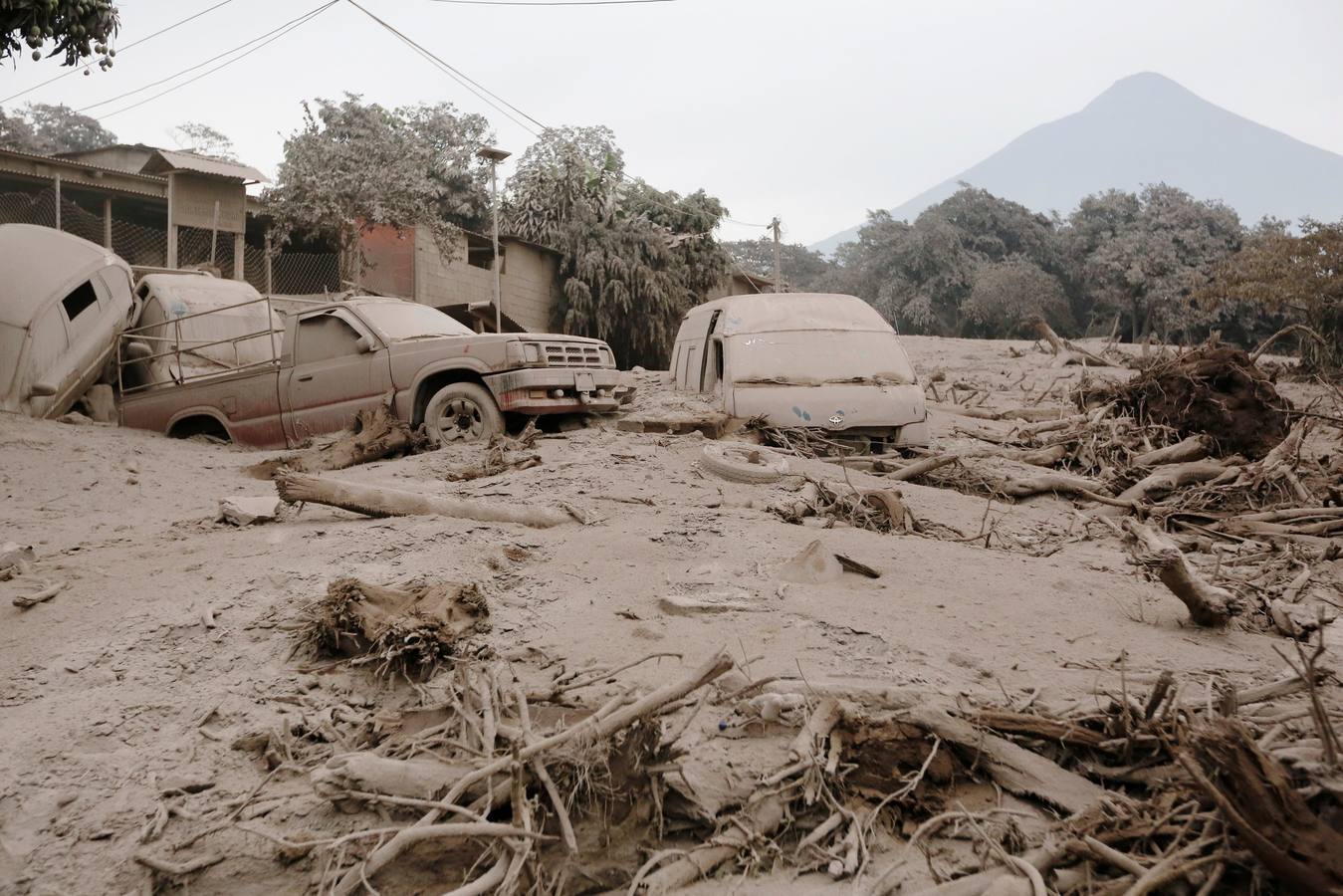 La erupción del volcán de Fuego en Guatemala ha causado al menos una treintena de muertos, aunque la cifra sigue aumentando. Las fuerzas de seguridad y salvamento se han movilizado para salvaguardar a los afectados que se cuentan por miles.