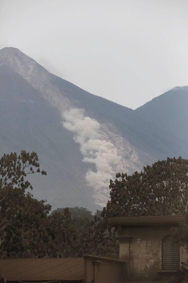 La erupción del volcán de Fuego en Guatemala ha causado al menos una treintena de muertos, aunque la cifra sigue aumentando. Las fuerzas de seguridad y salvamento se han movilizado para salvaguardar a los afectados que se cuentan por miles.