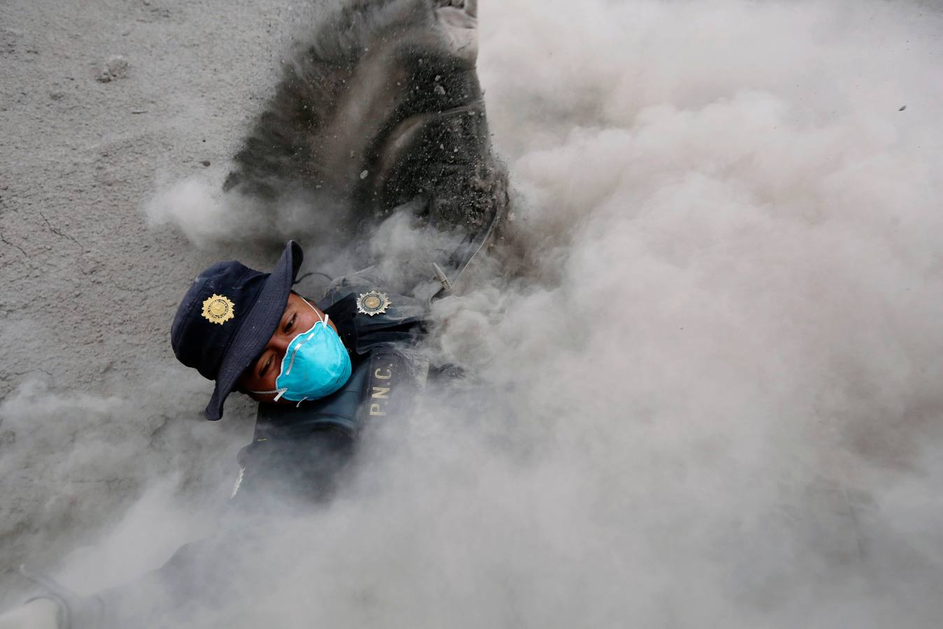 La erupción del volcán de Fuego en Guatemala ha causado al menos una treintena de muertos, aunque la cifra sigue aumentando. Las fuerzas de seguridad y salvamento se han movilizado para salvaguardar a los afectados que se cuentan por miles.