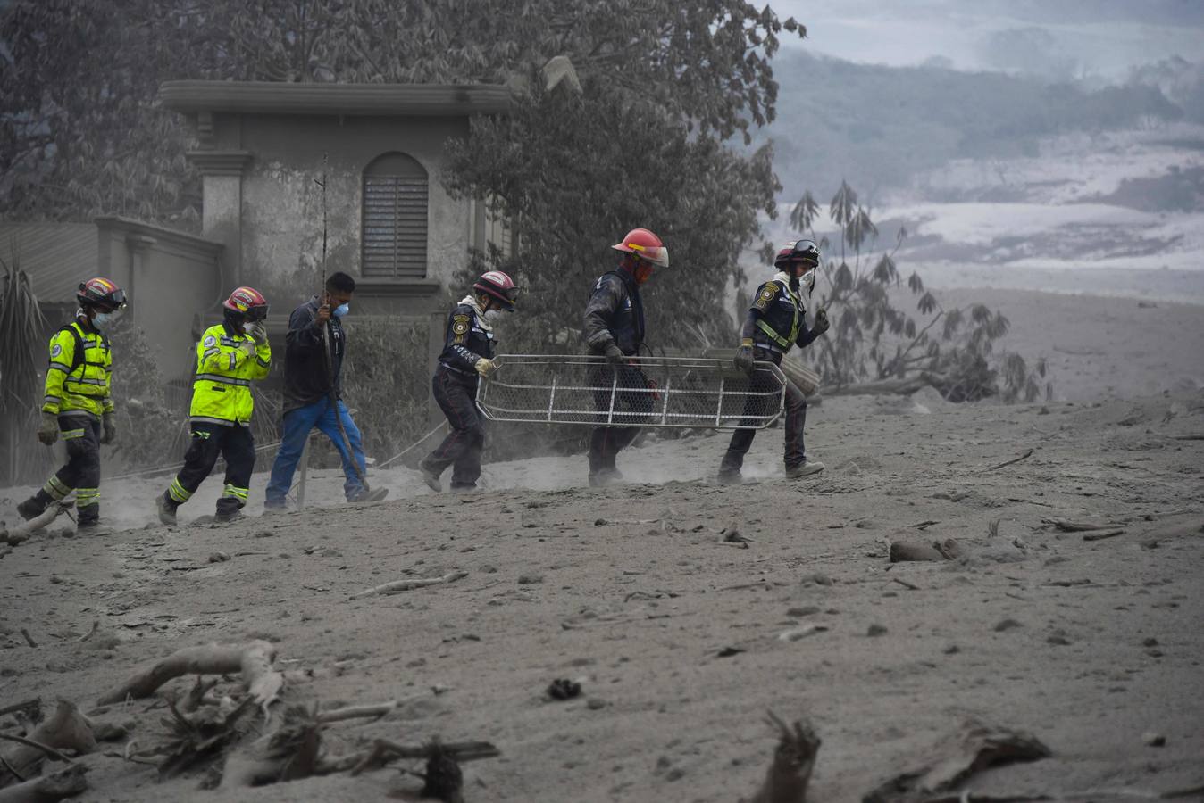 La erupción del volcán de Fuego en Guatemala ha causado al menos una treintena de muertos, aunque la cifra sigue aumentando. Las fuerzas de seguridad y salvamento se han movilizado para salvaguardar a los afectados que se cuentan por miles.