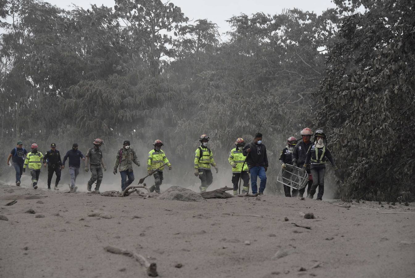 La erupción del volcán de Fuego en Guatemala ha causado al menos una treintena de muertos, aunque la cifra sigue aumentando. Las fuerzas de seguridad y salvamento se han movilizado para salvaguardar a los afectados que se cuentan por miles.