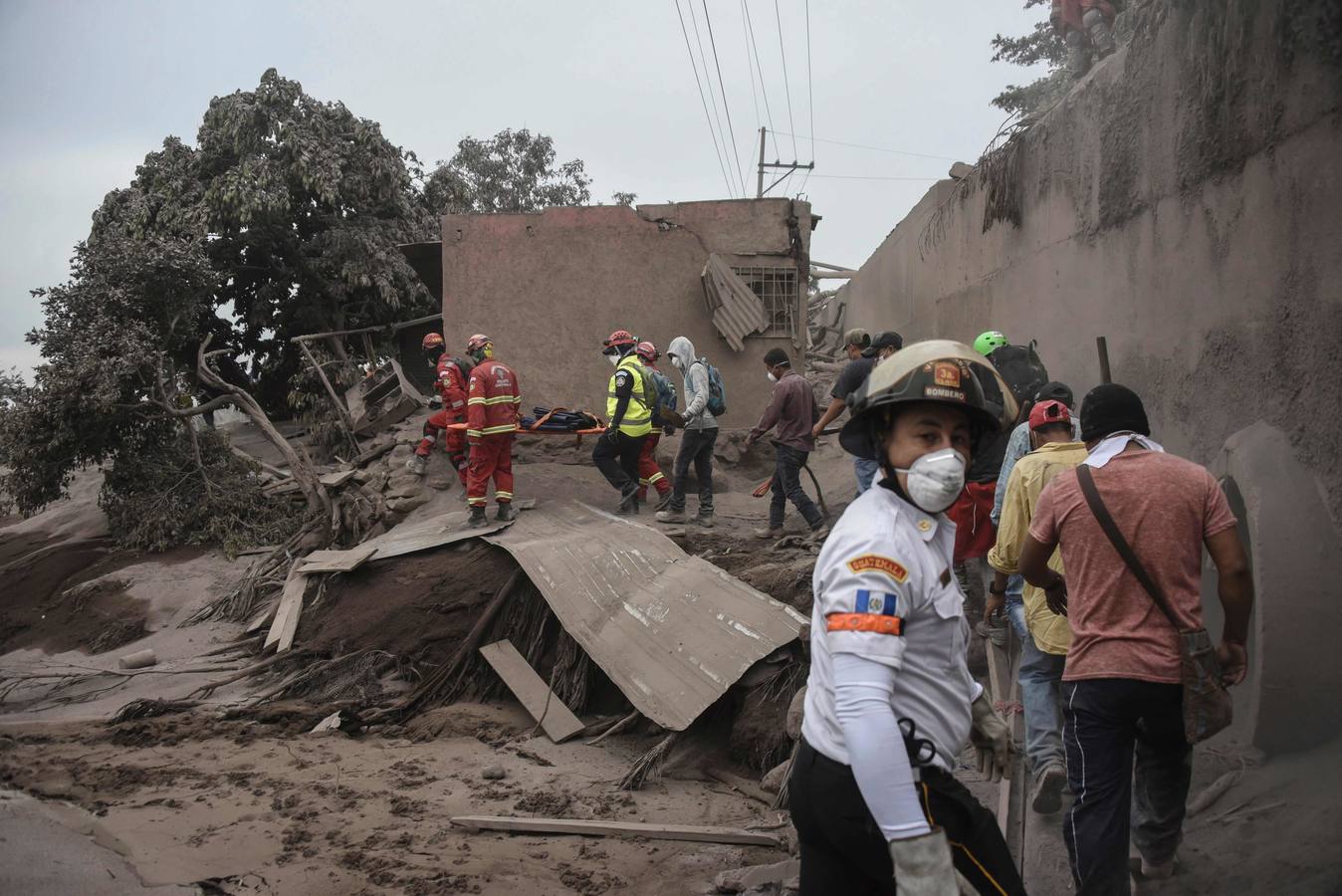 La erupción del volcán de Fuego en Guatemala ha causado al menos una treintena de muertos, aunque la cifra sigue aumentando. Las fuerzas de seguridad y salvamento se han movilizado para salvaguardar a los afectados que se cuentan por miles.