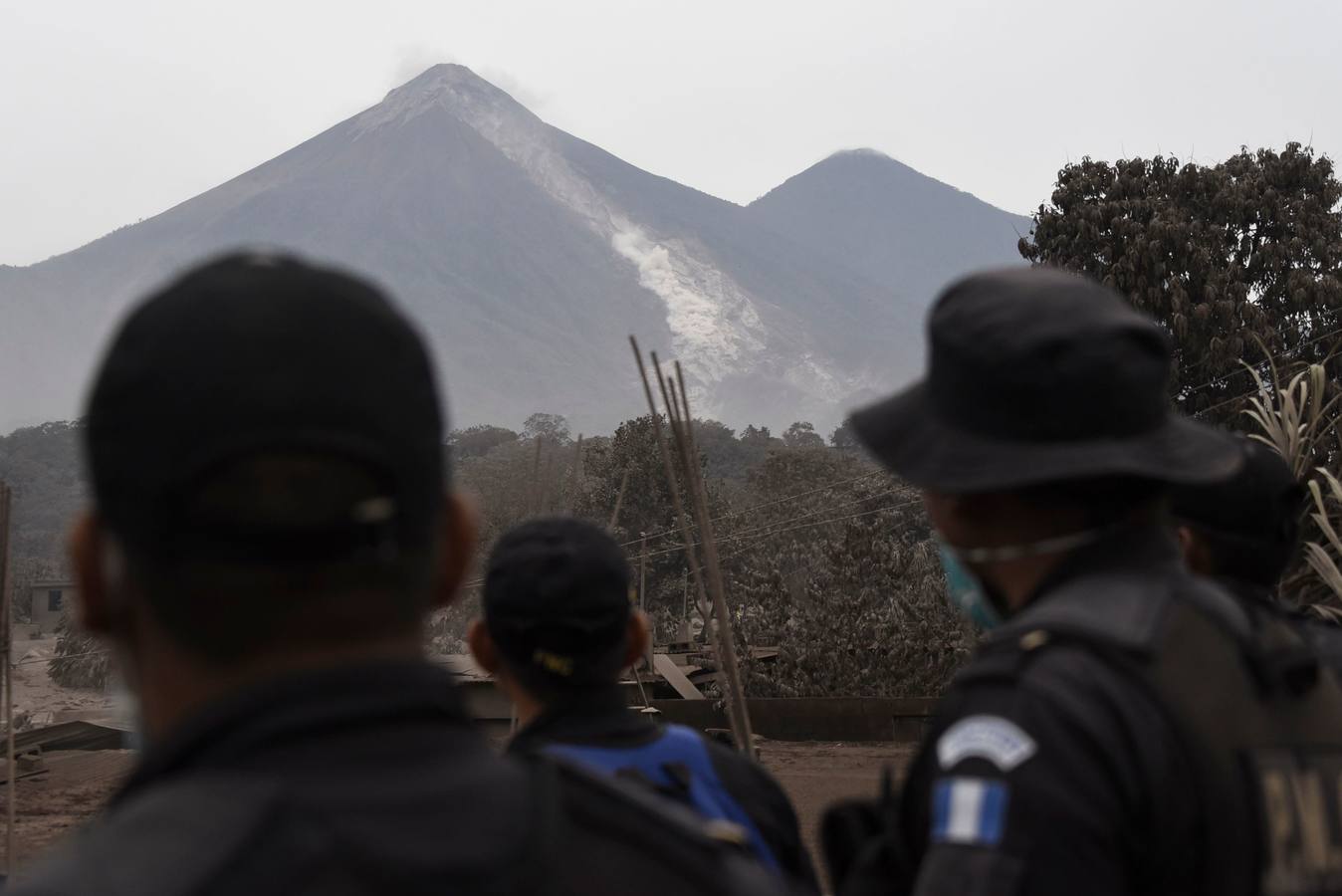 La erupción del volcán de Fuego en Guatemala ha causado al menos una treintena de muertos, aunque la cifra sigue aumentando. Las fuerzas de seguridad y salvamento se han movilizado para salvaguardar a los afectados que se cuentan por miles.