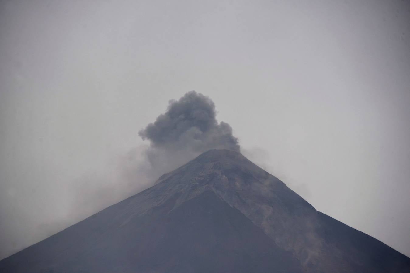 La erupción del volcán de Fuego en Guatemala ha causado al menos una treintena de muertos, aunque la cifra sigue aumentando. Las fuerzas de seguridad y salvamento se han movilizado para salvaguardar a los afectados que se cuentan por miles.