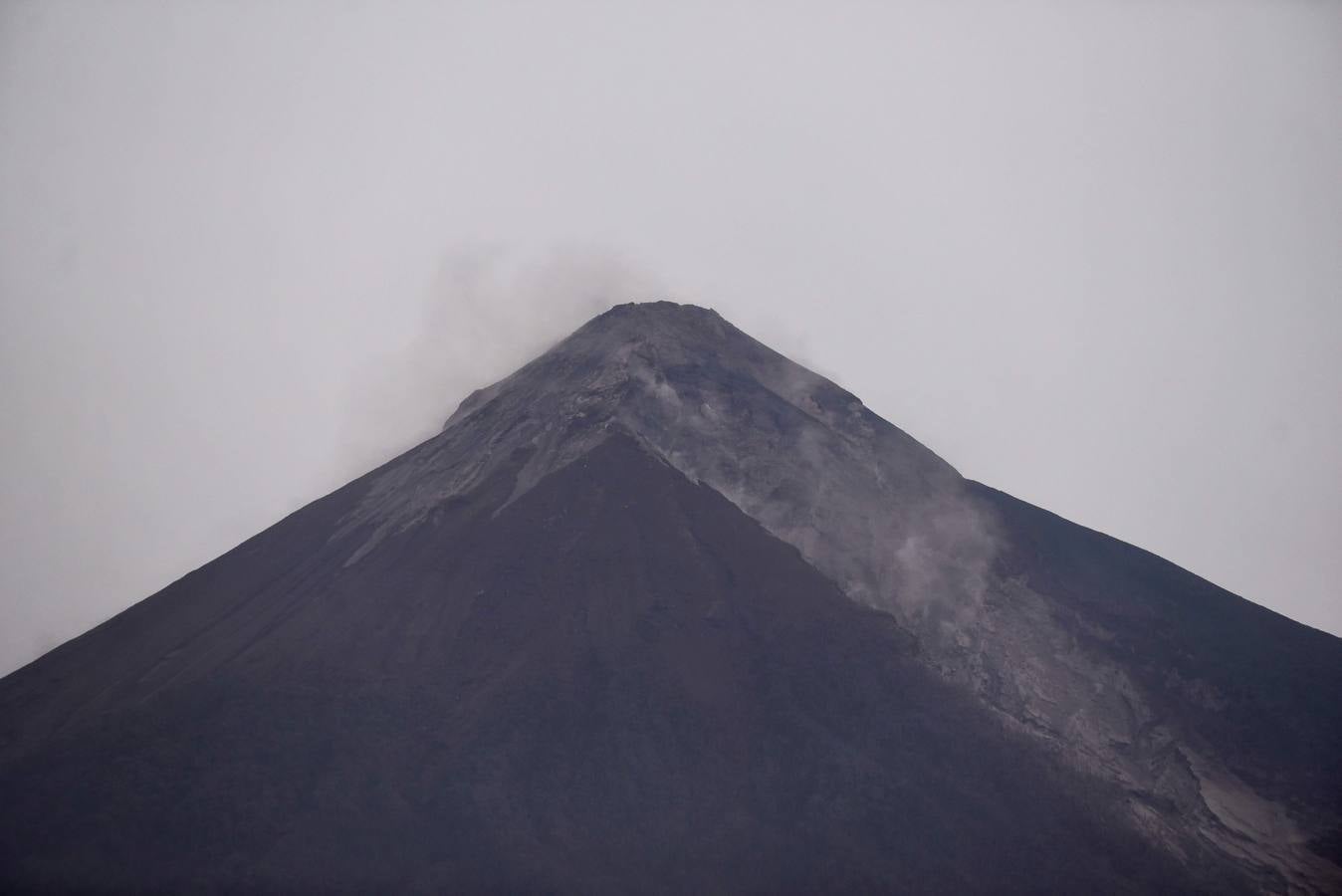 La erupción del volcán de Fuego en Guatemala ha causado al menos una treintena de muertos, aunque la cifra sigue aumentando. Las fuerzas de seguridad y salvamento se han movilizado para salvaguardar a los afectados que se cuentan por miles.